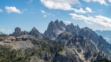 İtalya 'daki Dolomitler' deki Ciadin del deserto dağlarının zirveleri.