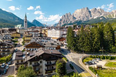 Cortina d 'Ampezzo İtalya' nın Venedik bölgesinde bir kasaba ve komün..