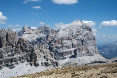 Lagazuoi 'deki Tofana kalabalığının manzarası.