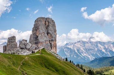 Cinque Torri, Cortina ve Ampezzo yakınlarındaki Dolomitlerde bir grup kaya..