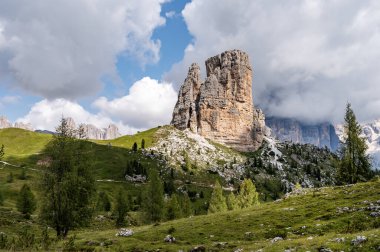 Cinque Torri, Cortina ve Ampezzo yakınlarındaki Dolomitlerde bir grup kaya..