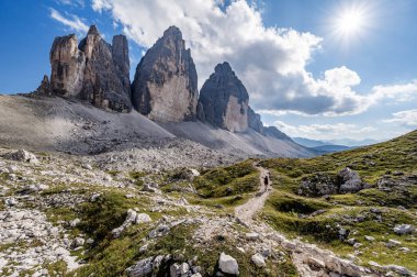  Tre Cime di Lavaredo Alplerde bir dağ sırası.