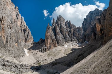 Sassolungo-Langkofel-Saslonch 'da yürüyüş yapmak.