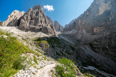 Sassolungo-Langkofel-Saslonch 'da yürüyüş yapmak.