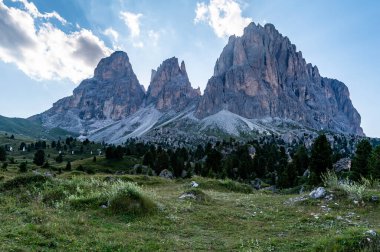 Sassolungo-Langkofel-Saslonch 'da yürüyüş yapmak.