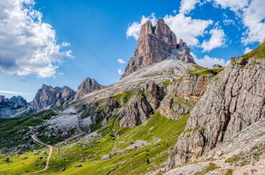 Averau (2649 m), Dolomitlerin zirvesi, Nuvolau grubunun en yükseği.