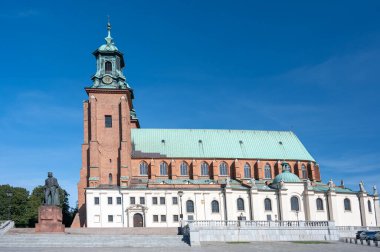 Polonya, Gniezno 'daki Primatların Bazilikası