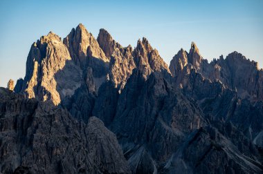 İtalya 'daki Dolomitler' deki Ciadin del deserto dağlarının zirveleri.
