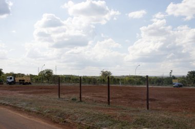Brezilya, Brezilya, 23 Ekim 2020. Brasilia 'nın kuzeybatı kesiminde Noroeste olarak bilinen yeni daireler için boşaltılmakta olan arazi büyümeye devam ediyor.