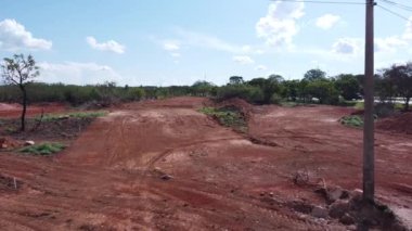 Brezilya 'nın kuzeybatısında Noroeste olarak bilinen Brezilya' nın kuzeybatısında yeni bir yol inşaatı için temizlenen arazinin havadan görünüşü 