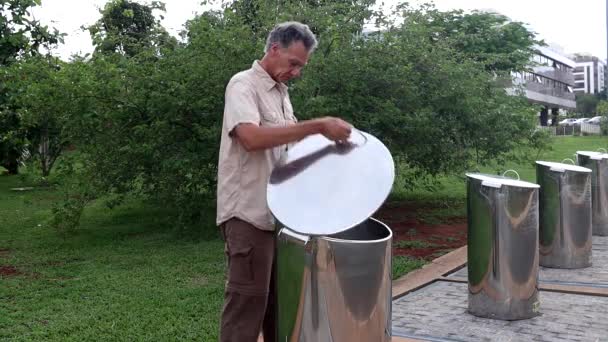 Hombre Inspeccionando Nuevo Sistema Residuos Sotkon Para Recoger Basura Áreas — Vídeo de stock