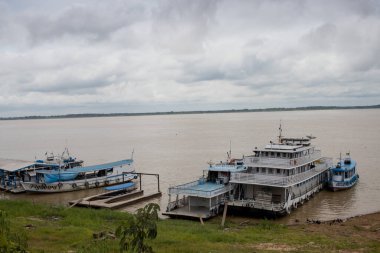 Manacapuru, Amazonas, Brezilya 18 Kasım 2022 Solimoes, Amazon Nehri boyunca bazıları onarılmayı bekliyor.