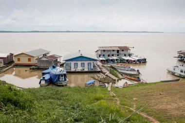 Manacapuru, Amazonas, Brezilya 18 Kasım 2022 Solimoes, Amazon Nehri boyunca bazıları onarılmayı bekliyor.