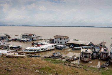 Manacapuru, Amazonas, Brezilya 18 Kasım 2022 Solimoes, Amazon Nehri boyunca bazıları onarılmayı bekliyor.