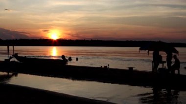 Gün batımında Rio Negro Nehri 'nde turist silueti Novo Airao yakınlarında, Amazonlar, Brezilya