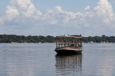 Brezilya 'da Rio Negro' da insanları ve malları taşımak için kullanılan eski terk edilmiş ahşap tekne.