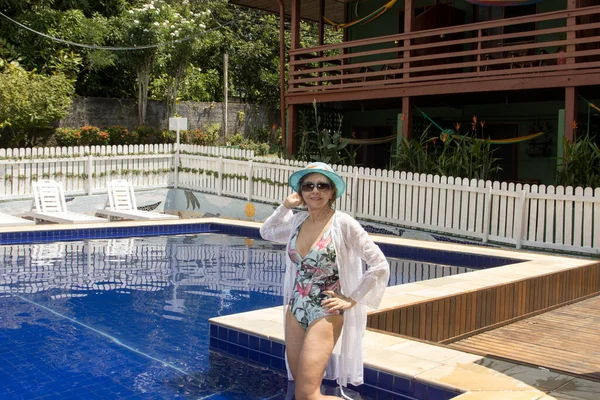 Tek Parça Mayo Giyen Havuzda Takılan Bir Kadın — Stok fotoğraf