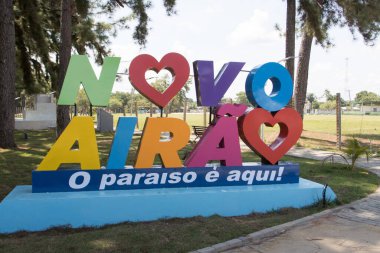 Novo Airao, Amazonas, Brezilya 19 Kasım 2022 Renkli Tabelayı Kentteki yerel parka hoş geldiniz