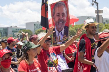 Brezilya Cumhurbaşkanı Lula 'nın Brezilya' daki açılışı için Esplanada 'ya doğru yola çıkan 12023 kişilik bir kalabalık var..