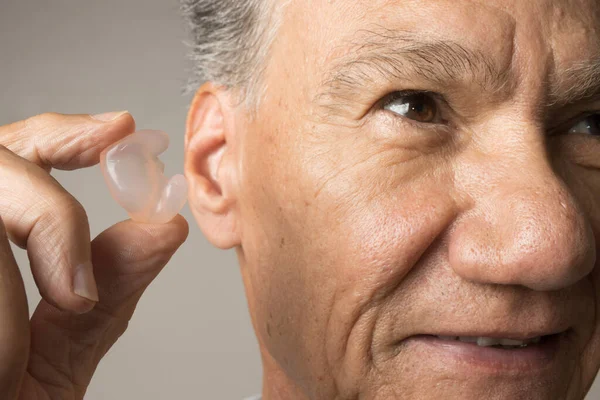 Starší Muž Používající Silikonové Špunty Uší Pro Ochranu Sluchu Stock Snímky