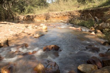 Brezilya 'nın Paranoya kentindeki Cachoeira Boqueirao Şelalesi' ne akan Rio dos Goianos nehri.