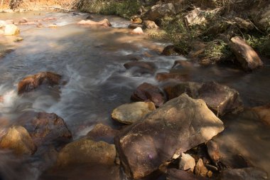 Brezilya 'nın Paranoya kentindeki Cachoeira Boqueirao Şelalesi' ne akan Rio dos Goianos nehri.