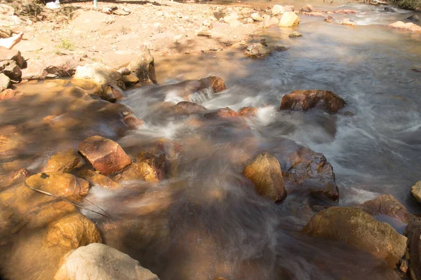 Brezilya 'nın Paranoya kentindeki Cachoeira Boqueirao Şelalesi' ne akan Rio dos Goianos nehri.
