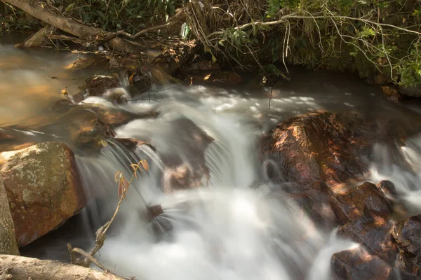 Brezilya 'nın Paranoya kentindeki Cachoeira Boqueirao' daki küçük şelalelerden biri.
