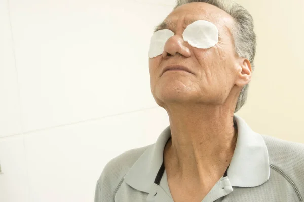 Senior Man Bathroom Using Cotton Pads Eye Relief — Stock Photo, Image
