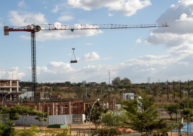 Brezilya, 13 Haziran 2023 Noroeste olarak da bilinen Kuzeybatı Brasilia 'da yeni bir apartman inşaatı için büyük bir vinç kullanılıyor.