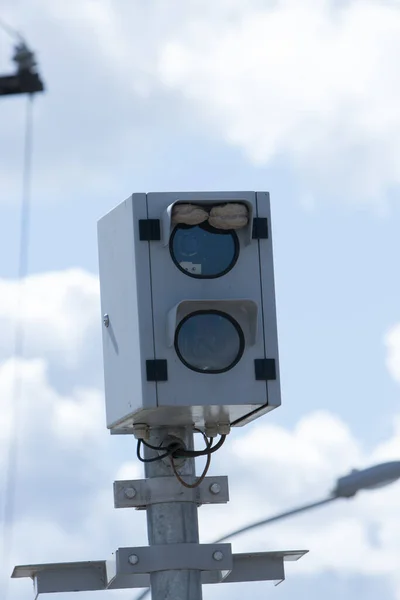 高速運転者と赤信号違反のチケットを発行するための交通警察のカメラ — ストック写真