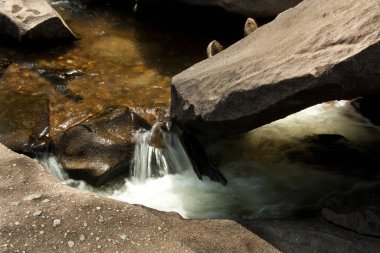 Küçük şelaleler Vale da lua 'da ya da Chapada dos Veadeiros, Alto Paraiso de Goias, Brezilya' da Ay Vadisi 'nde bulunur.