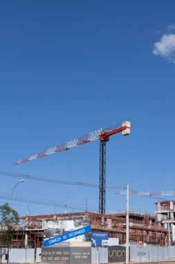 Brasilia, Brezilya 17 Temmuz 2023 Noroeste olarak bilinen Kuzeybatı Brasilia 'da yeni bir apartman inşaatı için büyük bir vinç kullanılıyor.