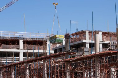 Brasilia, Brezilya 17 Temmuz 2023 Noroeste olarak bilinen Kuzeybatı Brasilia 'da yeni bir apartman inşaatı için büyük bir vinç kullanılıyor.