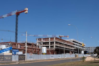 Brasilia, Brezilya 17 Temmuz 2023 Noroeste olarak bilinen Kuzeybatı Brasilia 'da yeni bir apartman inşaatı için büyük bir vinç kullanılıyor.