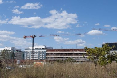 Brasilia, Brezilya 17 Temmuz 2023 Noroeste olarak bilinen Kuzeybatı Brasilia 'da yeni bir apartman inşaatı için büyük bir vinç kullanılıyor.