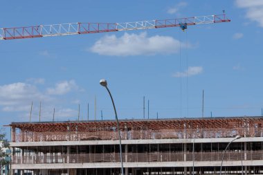 Brasilia, Brezilya 17 Temmuz 2023 Noroeste olarak bilinen Kuzeybatı Brasilia 'da yeni bir apartman inşaatı için büyük bir vinç kullanılıyor.