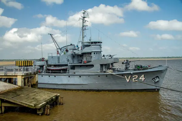 10月12日 ブラジルのパラ ベレン 2023タパホス川やアマゾン川などのブラジルのアマゾン地域の川をパトロールする小さな武装ブラジル海軍の巡視船 — ストック写真