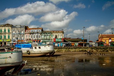 Belem, Para, Brezilya 12 Ekim 2013 Tekneleri Guama nehri veya Guajara Körfezi 'ndeki Vero Peso pazarının yakınına demirledi.
