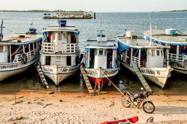 Belem, Para, Brezilya 12 Ekim 2013 İnsanları Brezilya 'nın Amazon bölgesindeki nehirlerde yukarı aşağı taşımak için kullanılan tipik ulaşım tekneleri 