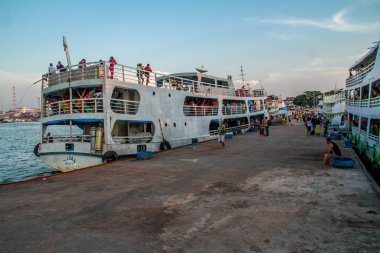 Santarem, Para, Brezilya 12 Ekim 2013 Brezilya 'nın Amazon bölgesinde insanları taşımak için kullanılan geleneksel teknelerden biri. 