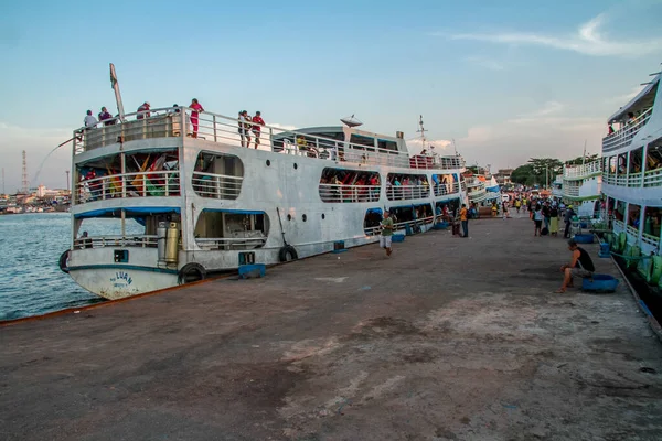 ブラジル パラサンタレム2013年10月12日ブラジルのアマゾン地域の人々を輸送するために使用される伝統的なボートの多くのタイプの一つ — ストック写真