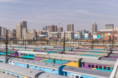Johannesburg, Güney Afrika, 13 Ağustos 2018 Johannesburg şehir merkezindeki Central Park Tren İstasyonu.