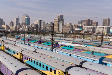 Johannesburg, Güney Afrika, 13 Ağustos 2018 Johannesburg şehir merkezindeki Central Park Tren İstasyonu.