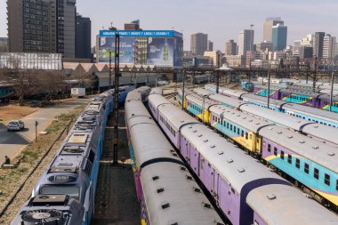 Johannesburg, Güney Afrika, 13 Ağustos 2018 Johannesburg şehir merkezindeki Central Park Tren İstasyonu.