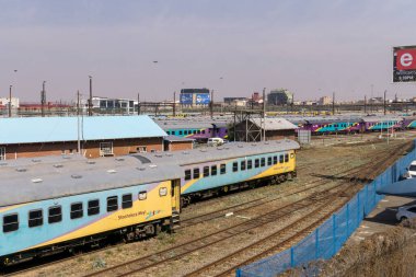 Johannesburg, Güney Afrika, 13 Ağustos 2018 Johannesburg şehir merkezindeki Central Park Tren İstasyonu.