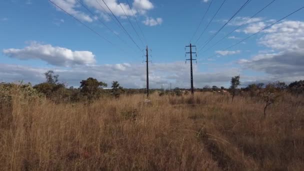 Líneas Eléctricas Que Utilizan Brasil Que Extienden Través Del Paisaje — Vídeos de Stock