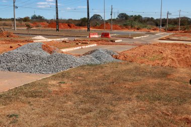 Brezilya 'nın kuzeybatısındaki Brasilia' da kanalizasyon boruları birikmiş toprak kayaları ve çakıllar.