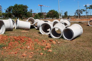 Brezilya 'nın kuzeybatısındaki Brasilia semtine kurulmayı bekleyen çimenlerin üzerine beton kanalizasyon boruları döşenmiş.