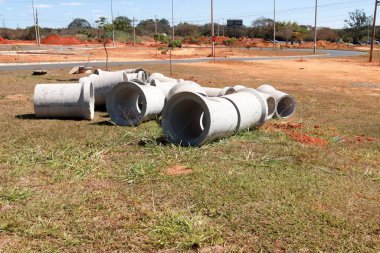 Brezilya 'nın kuzeybatısındaki Brasilia semtine kurulmayı bekleyen çimenlerin üzerine beton kanalizasyon boruları döşenmiş.